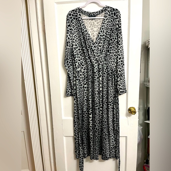 ASOS DESIGN Curve midi wrap dress in grey leopard print Size 14 - Picture 1 of 11